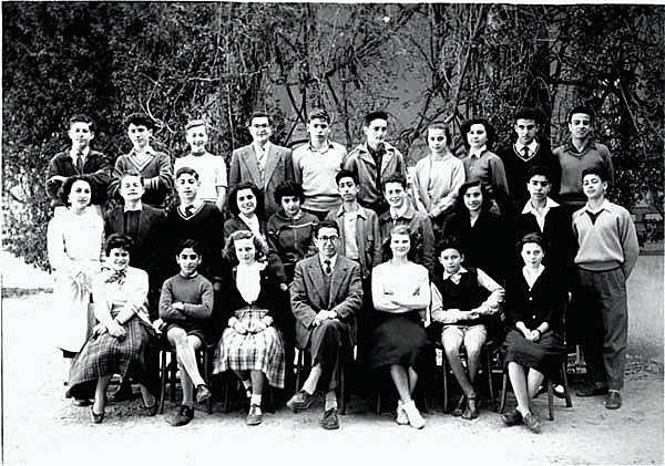 s_1953-1954_4eme M2.jpg - Lycée St. Aulaire - TANGER / MAROC - Année scolaire: 1953-54. photo 4ème M II Photo communiquée par Albert et Maurice BENDELAC  Les noms : en partant du haut, de gauche à droite.- Philippe De Gene, Alain Rossi, Judith Kohlman, Sydney Pimienta, Gérard Chable, Collet, Janine Lagrange, Josette Claraz, Albert Bendelac, Kamal Tedjini. - ?, Perez, Alain Benasuli, Oliva, Marina Pinto, Elie Maman, Alex (Sasha) Weitman, Mercedes Elmaleh, Mohammed Tazi, Jojo Barchechat. - Yvonne Kahn, Omar Akalay, Chretien, Monsieur Beaulieu, Sophie Ignatiev, ?, ?.